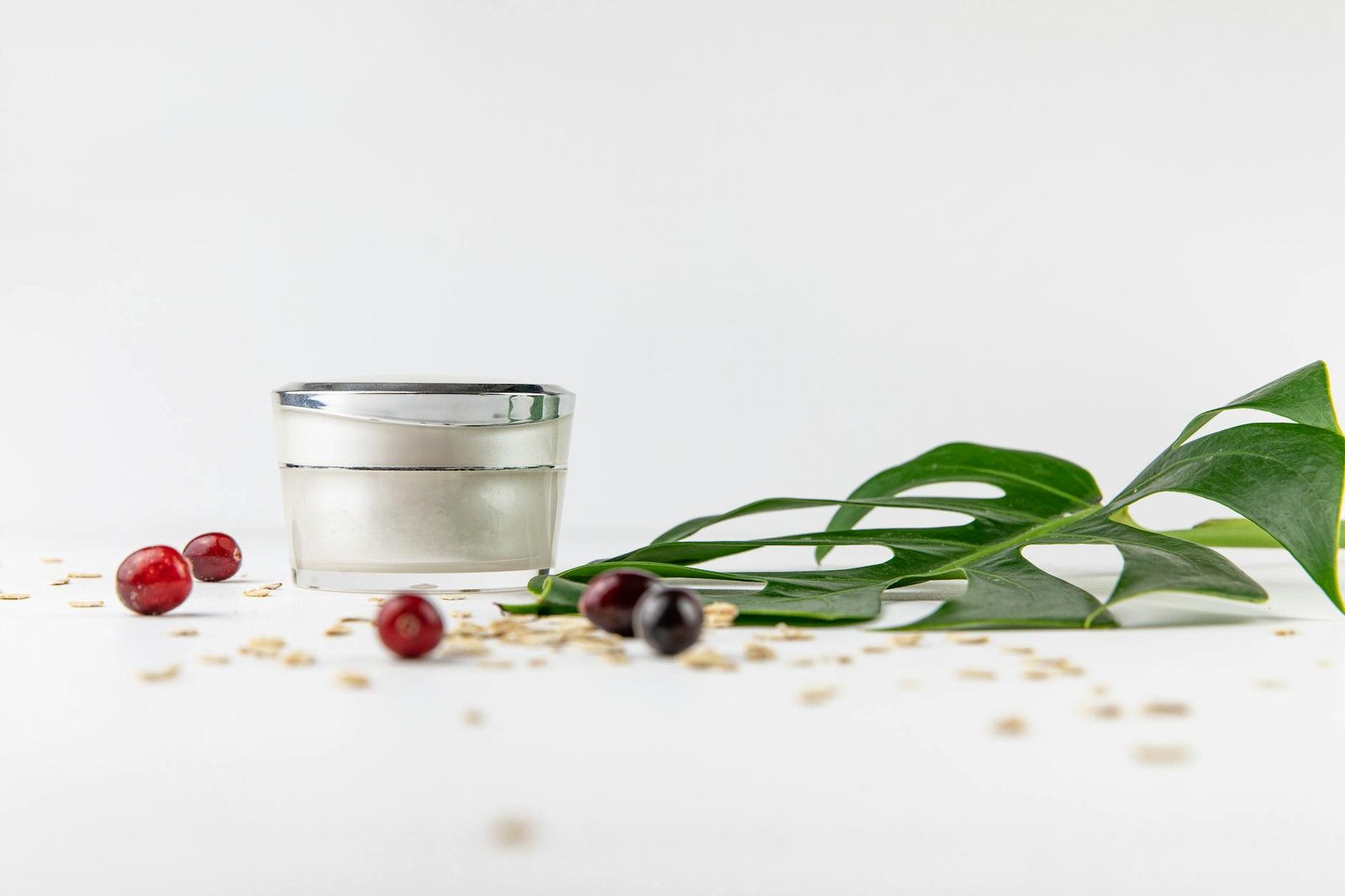 Sélection de cosmétiques bio en flacons ambrés sur fond clair