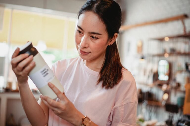 Lecture attentive d'une étiquette de cosmétique bio pour vérifier sa composition