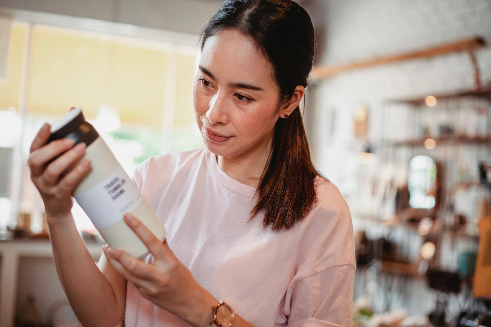 Lecture attentive d'une étiquette de cosmétique bio pour vérifier sa composition