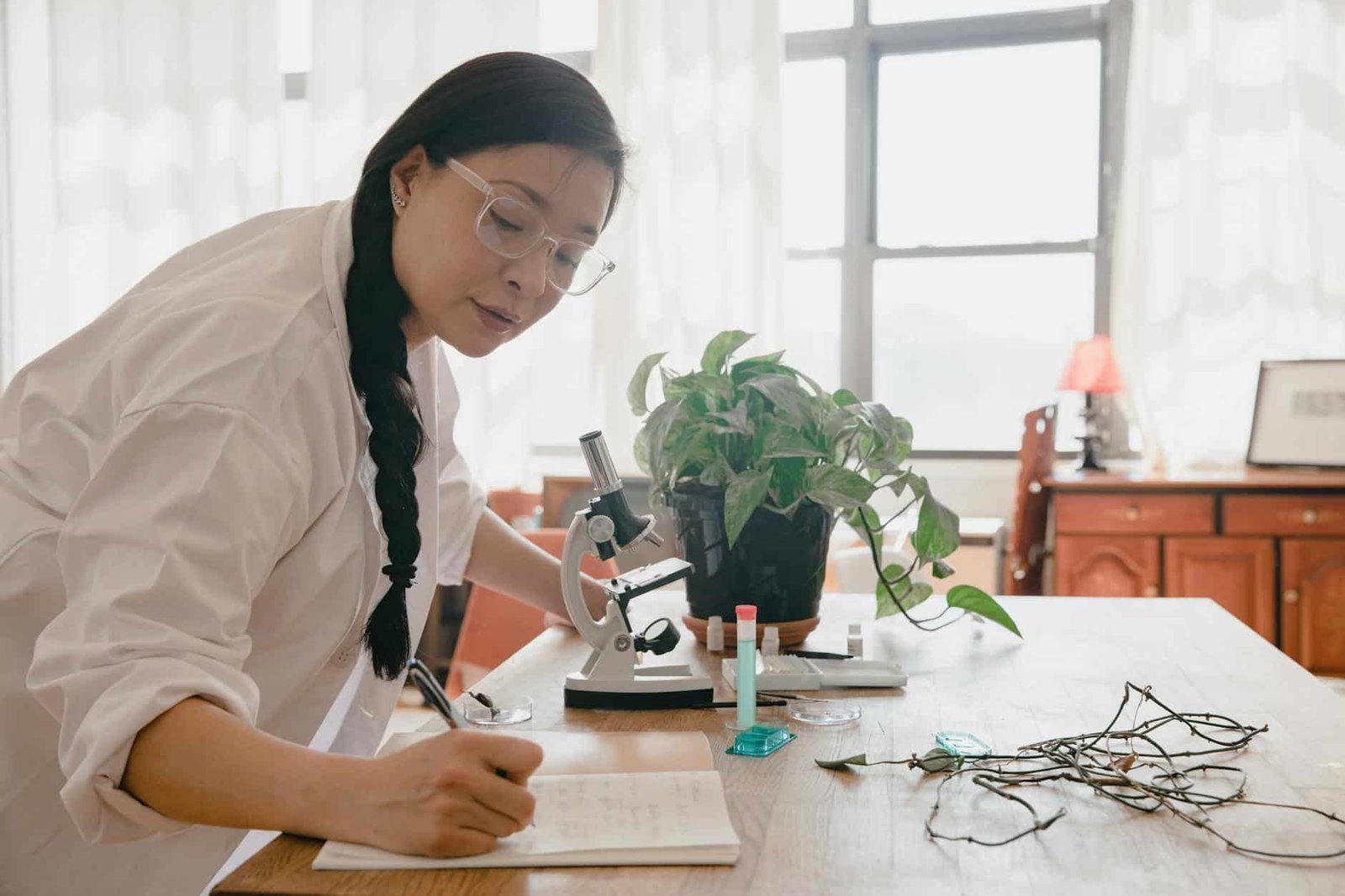 Étude attentive de la composition d'un produit cosmétique sur un plan de travail