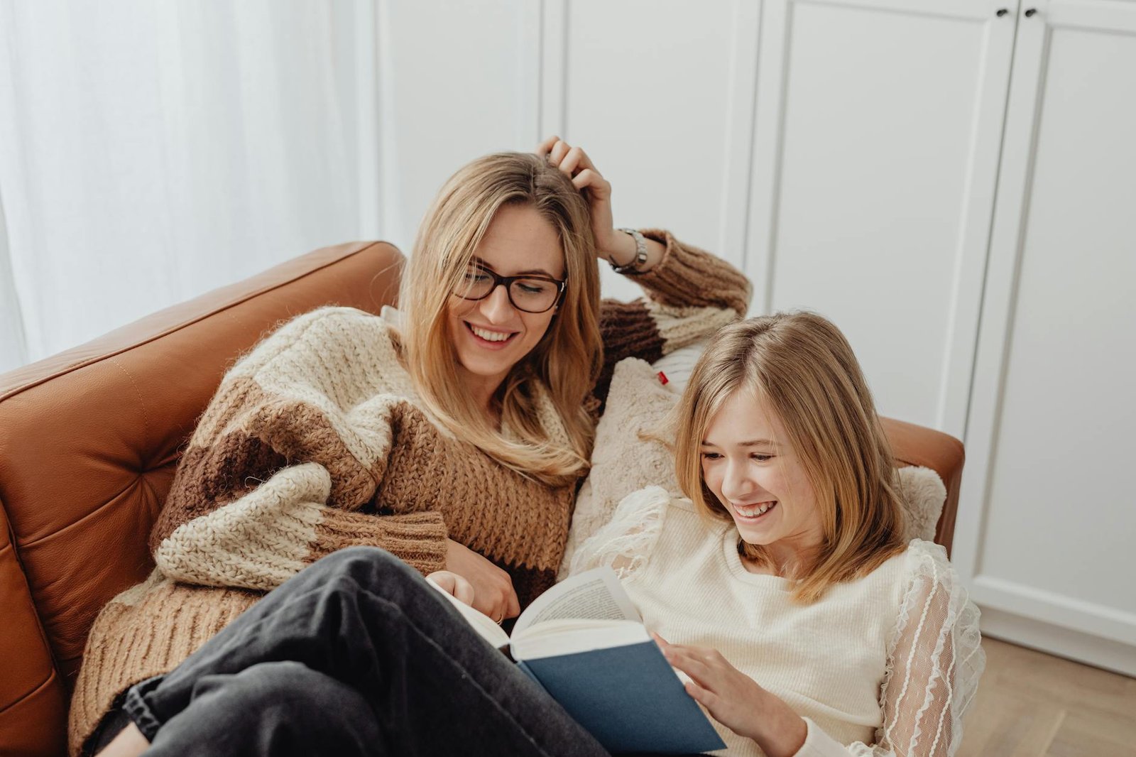 Lecture détendue d'un magazine beauté et bien-être dans un intérieur lumineux