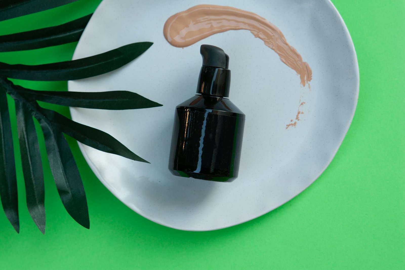 Sérum naturel à l'huile de jojoba sur fond végétal