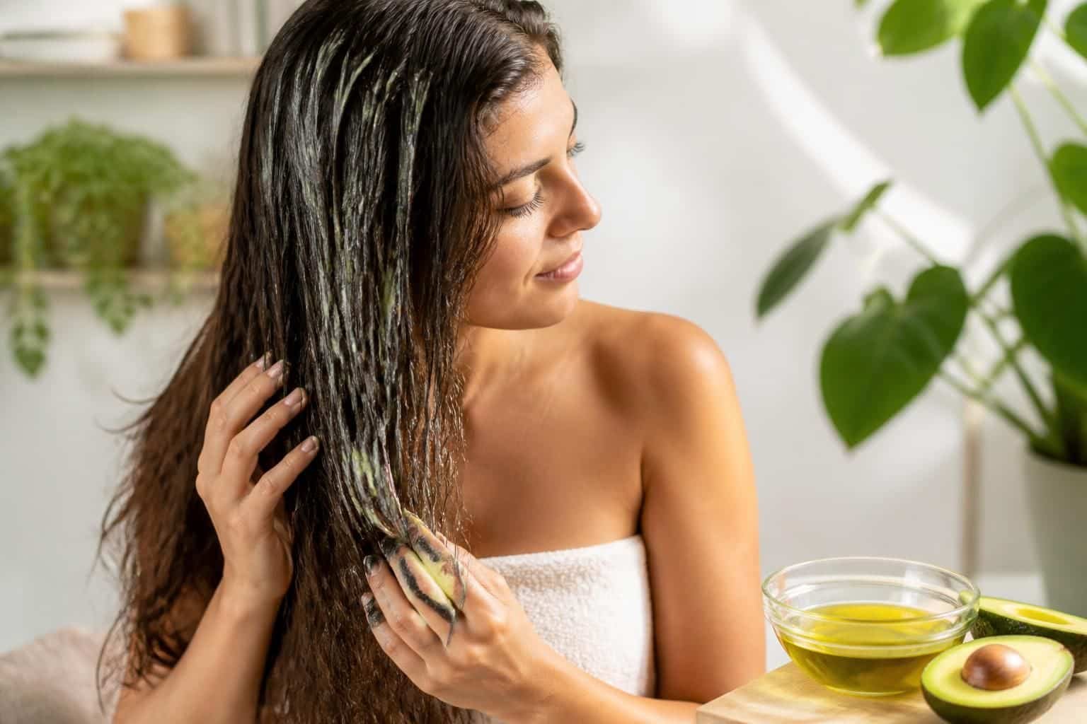 découvrez les bienfaits de l'huile d'avocat pour les cheveux secs avec nos recettes de masque et bain d'huile naturels pour nourrir et réparer vos cheveux en profondeur.