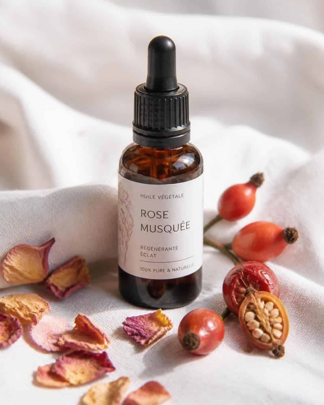 découvrez les bienfaits de l'huile de rose musquée pour atténuer cicatrices et taches de peau. apprenez comment cette huile naturelle peut réellement améliorer votre teint.